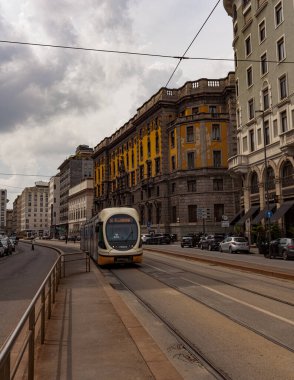 Milano, İtalya - 21 Nisan 2023: Ünlü tramvay, Milano 'da tipik ve geleneksel bir ulaşım aracı