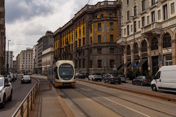 Milano Italia Abril 2023 Tranvía Amarillo Típico Calle — Foto de Stock