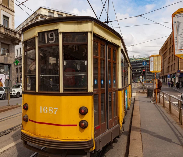 Milano Talya Nisan 2023 Sarı Tramvay Ile Milano Sokak Trafiği — Stok fotoğraf
