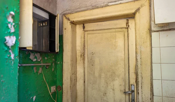 Закрыть Гигантскую Выветривающуюся Деревянную Дверь — стоковое фото