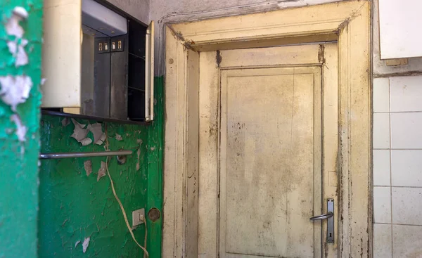 Yosun Tutmuş Yosunlu Ahşap Bir Kapının Yakınında — Stok fotoğraf