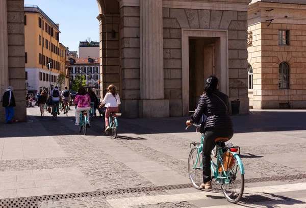 Мілан Італія Квітня 2023 Оренда Велосипедів Велика Група Велосипедистів Районі — стокове фото