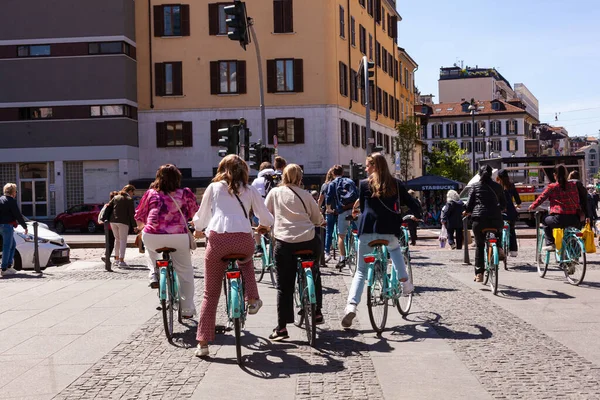 Milán Italia Abril 2023 Alquiler Bicicletas Gran Grupo Ciclistas Distrito —  Fotos de Stock