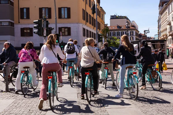 Milão Itália Abril 2023 Aluguel Bicicletas Grande Grupo Ciclistas Distrito — Fotografia de Stock
