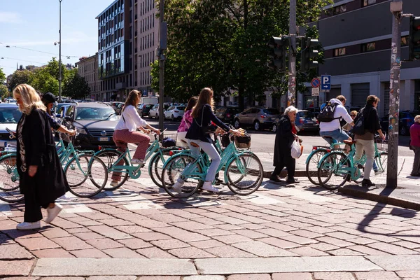 밀라노 2023 자전거 가리발디 지역에 자전거를 사람들 — 스톡 사진