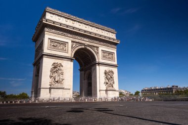 Fransa 'nın başkenti Paris' te bulunan Place de l 'Etoile ve Champs-Elysees' deki tarihi eser olan Arc de Trompe 'nin manzarası.