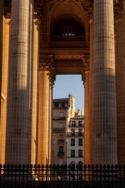 Güneşli bir günde, gün batımında Paris 'teki Pantheon binasının sütunları. Fransa