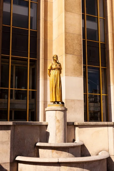Позолочена Статуя Жінки Палаці Чайло Place Trocadero Парижі Франція — стокове фото
