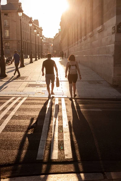 Paris Street Scena Nierozpoznawalnych Ludzi Spacerujących Zachodzie Słońca — Zdjęcie stockowe