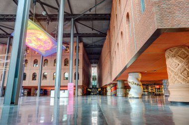 Bilbao, İspanya - 4 Ağustos 2022: Azkuna Zentroa, Azkuna Merkezi, daha önce Alhondiga Bilbao olarak bilinen Philippe Starck tarafından tasarlanan çok amaçlı bir mekandır.