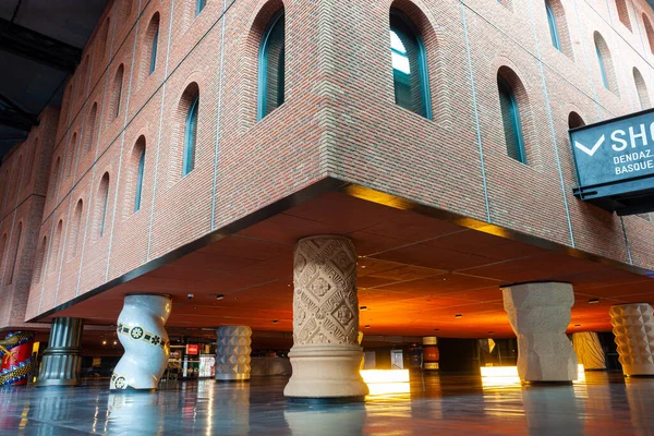 スペインのビルバオ2022年8月4日 バスクのアズクナ ゼントローアにあるアズクナ センターは 以前はAlhondiga Bilbaoとして知られていましたが フィリップ スタークが設計した多目的会場です — ストック写真