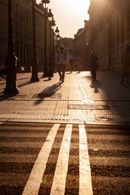 Paris, Fransa - 16 Temmuz 2022: Günbatımında yürüyen tanınmayan insanların Paris Caddesi Sahnesi