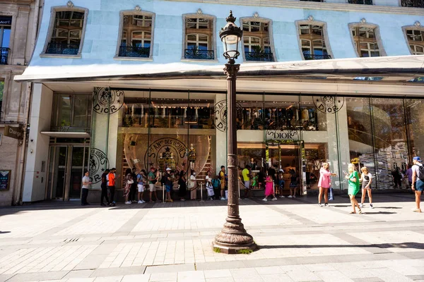 2022年7月16日 Dior精品店与一排人在爱丽舍大道的外景 — 图库照片