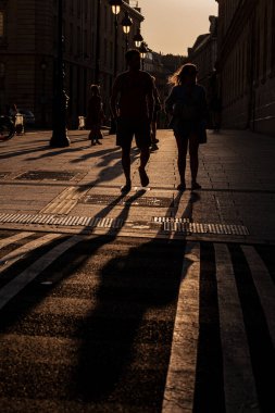 Paris, Fransa - 16 Temmuz 2022: Günbatımında yürüyen tanınmayan insanların Paris Caddesi Sahnesi