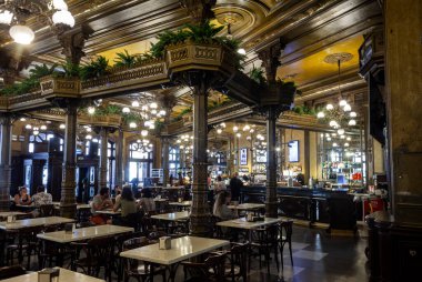 Pamplona, İspanya - 01 Ağustos 2022: Cafe Iruna, İspanya 'nın Pamplona kentinde 2 Temmuz 2019 tarihinde Ernest Heminway tarafından en çok ziyaret edilen on dokuzuncu yüzyıl kahvecilerinden biridir.
