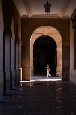 Pamplona, İspanya - 31 Temmuz: Pamplona 'daki tarihi Plaza del Castillo Meydanı yakınlarındaki Kemerli sütunlarda yürüyen insanlar
