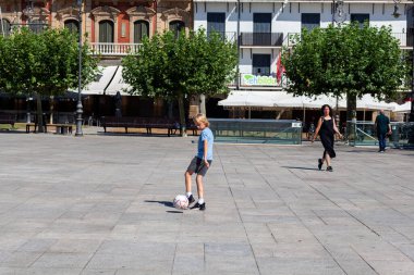 Pamplona, İspanya - 31 Temmuz: Castillo Meydanı 'nda futbol oynayan beyaz bir çocuk