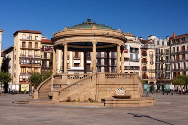 Pamplona, İspanya - 2 Ağustos 2022: Eski Pamplona kasabasındaki kale meydanındaki Pavilion anıtı