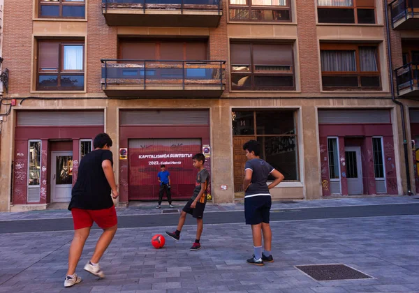 Pamplona Spanya Temmuz Genç Futbolcu Sokakta Penaltı Atılıyor — Stok fotoğraf