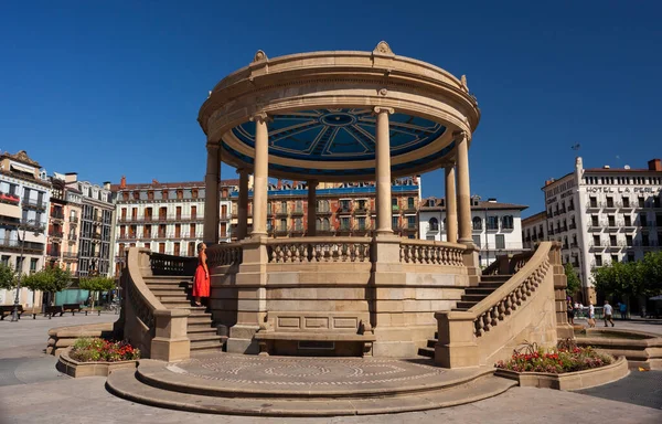 스페인의 팜플로나 2022 스페인의 팜플로나에 광장에 파빌리온 기념비 옆에서 드레스를 — 스톡 사진