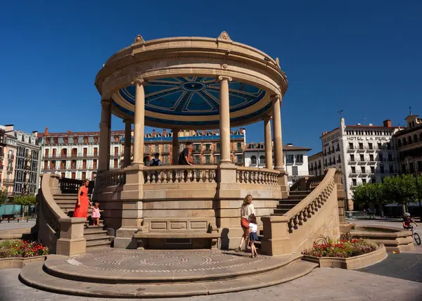 스페인 팜플로나 2022 드레스를 스페인의 팜플로나에 광장에 파빌리온 기념비 — 스톡 사진