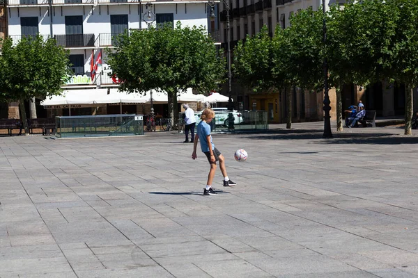 Παμπλόνα Ισπανία Ιουλίου Καυκάσιο Παιδί Που Παίζει Ποδόσφαιρο Στην Πλατεία — Φωτογραφία Αρχείου