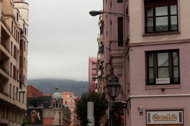 Bilbao, İspanya - 03 Ağustos 2022: Yağmurlu bir günde eski Bilbao kasabasının manzarası, arka planda Azkuna Zentroa