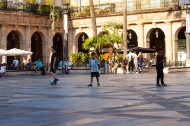 Bilbao, İspanya - 02 Ağustos 2022: Yazın Bilbao Meydanı 'nda futbol oynayan küçük çocuklar.