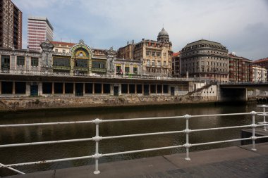 Bilbao, İspanya - 03 Ağustos 2022: Bilbao Santander istasyonu olarak bilinen ve Modernist Art Nouveau tarzında inşa edilen Bilbao Concordia istasyonu ve bankların manzarası ile şehrin silüeti