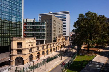 Bilbao, İspanya - 02 Ağustos 2022: Uribitarte Caddesi, ön planda eski Franco depozitosunun ön cephesi, arka planda Albiya binası ve Isozaki Atea mimari kompleksi, daha sonraki taraflarında görüldü..