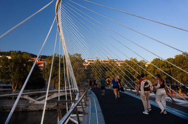 Bilbao, İspanya - 02 Ağustos 2022: Bilbao 'daki Zubizuri kemer köprüsü Mimar Santiago Calatrava tarafından tasarlandı