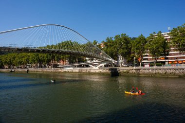 Bilbao, İspanya - 02 Ağustos 2022: Zubizuri Bask köprüsü, Campo Volantin Köprüsü veya Puente del Campo Volantin olarak da bilinir, Nervion Nehri boyunca uzanan kemerli bir köprü.
