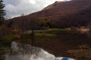 Calamone Gölü manzarası. Appennino Ulusal Parkı Tosco-Emiliano