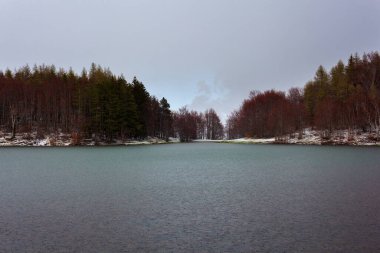 Calamone Gölü 'nde kar fırtınası. Reggio Emilia. İtalya