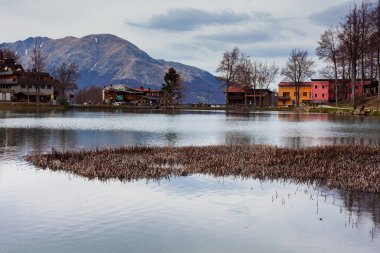 Ventasso Belediyesi Cerretano köyünün manzaralı manzarası Tuscan-Emilian Apennines Milli Parkı içinde yer alan tanınmış bir kayak merkezidir.