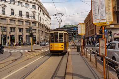 Milano, İtalya - 21 Nisan 2023: Sarı tramvay ile Milano sokak trafiği