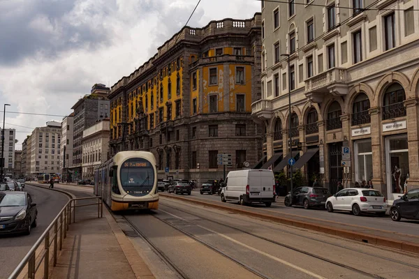 Milano Italia Abril 2023 Tráfico Urbano Milán Con Tranvía Amarillo —  Fotos de Stock