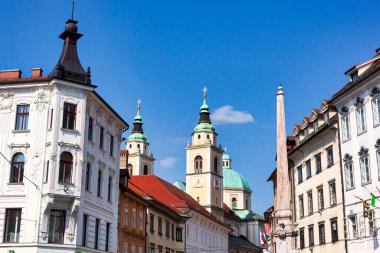 Slovenya 'nın Ljubljana şehrinin tarihi merkezi. Arka planda Lubiana Katedrali
