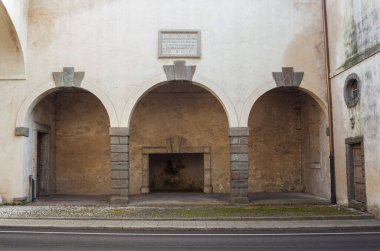 İtalyan Porta Aquileia 'daki Aquileia kapısının verandası, İtalya' nın Friuli Venezia Giulia kentindeki Palmanova kalesinin girişi.