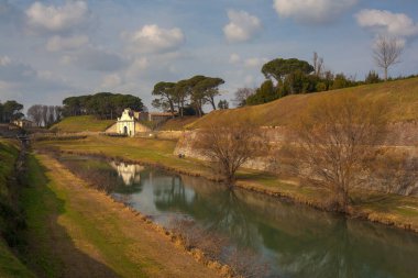 İtalya 'nın Palmanova kentindeki İtalyan yıldızının güney kapısı olan Porta Marittima' ya da Porta Aquileia adı verilir.
