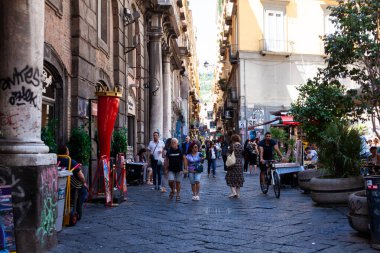 Napoli, İtalya - 16 Haziran 2023: Napoli, İtalya 'daki Spaccanapoli Caddesi' nden şehir manzarası