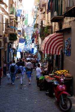 Napoli, İtalya - 16 Nisan 2023: Napoli 'nin eski kenti Spagnoli quartieri' deki Dar Sokak. İspanyol mahallesi