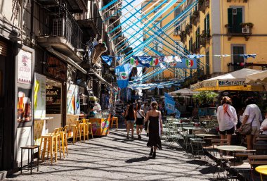 Napoli, İtalya - 16 Haziran 2023: Napoli 'nin Napoli şampiyonları, Napoli şehir merkezindeki Spaccanapoli caddesinde mavi ve beyaz kutlama kurdeleleri ve bayrakları