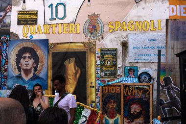Napoli, İtalya - 16 Haziran 2023: Maradona resimleri ve yerel futbol takımı renkleriyle donatılmış Napoli şehir merkezi caddesi, İtalyan ligi şampiyonları