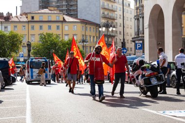 Trieste, İtalya - 03 Eylül 2022: İtalyan FIOM ve CGIL Birliği bayraklı protestocular, Wartsila grubundan işçilerin işten çıkarılmasına karşı düzenlenen gösteri sırasında.
