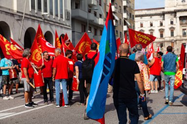 Trieste, İtalya - 03 Eylül 2022: İtalyan FIOM ve CGIL Birliği bayraklı protestocular, Wartsila grubundan işçilerin işten çıkarılmasına karşı düzenlenen gösteri sırasında.
