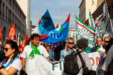 Trieste, İtalya - 03 Eylül 2022: Wartsila Grou 'daki işçilerin işten çıkarılmasına karşı düzenlenen gösteri sırasında Birleşik İtalyan Sendikaları bayraklarıyla protestocular