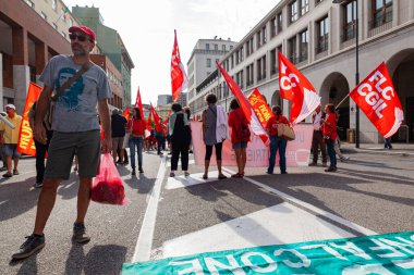 Trieste, İtalya - 03 Eylül 2022: İtalyan FIOM ve CGIL Birliği bayraklı protestocular, Wartsila grubundan işçilerin işten çıkarılmasına karşı düzenlenen gösteri sırasında.
