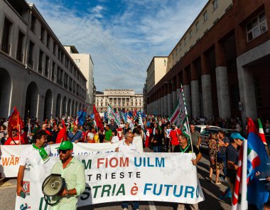Trieste, İtalya - 03 Eylül 2022: İtalyan FIM, FIOM ve bayraklı UILM Sendikalarından protestocular ve üzerinde 