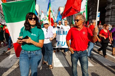Trieste, İtalya - 03 Eylül 2022: Wartsila grubundan işçilerin işten çıkarılmasına karşı düzenlenen gösteri sırasında İtalyan UIL ve UILM Birliği bayraklarıyla protestocular.